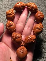 艺术家税小宁日记:核雕:题材:八宝弥勒 尺寸:2.2*2.8左右核质:四花油核【图0】