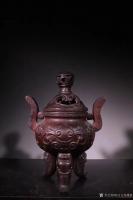 艺术家东方古玩城堡收藏:清代,沉香木雕三足冲天耳炉
此件藏品取名贵沉香为材,料子油【图0】