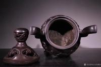 艺术家东方古玩城堡收藏:清代,沉香木雕三足冲天耳炉
此件藏品取名贵沉香为材,料子油【图2】