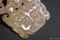 艺术家东方古玩城堡收藏:汉代 青白玉兽纹龙璜佩
长7cm 宽4.8cm 厚0.4c【图0】