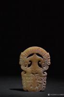 艺术家东方古玩城堡收藏:汉代 青白玉兽纹龙璜佩
长7cm 宽4.8cm 厚0.4c【图2】