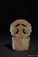 艺术家东方古玩城堡收藏:汉代 青白玉兽纹龙璜佩
长7cm 宽4.8cm 厚0.4c【图3】