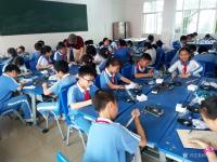 艺术家田玉田日记:近日,受邀走进春雷学校向学校学生传授烙画知识,现场指导学生烙【图0】