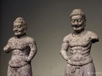 艺术家罗邵华收藏:唐 天王力士像
尺寸;高84// 青石制
力士头梳拳【图1】