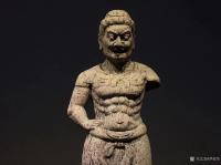 艺术家罗邵华收藏:唐 天王力士像
尺寸;高84// 青石制
力士头梳拳【图2】