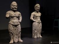 艺术家罗邵华收藏:唐 天王力士像
尺寸;高84// 青石制
力士头梳拳【图3】