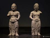 艺术家罗邵华收藏:唐 天王力士像
尺寸;高84// 青石制
力士头梳拳【图4】