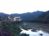 艺术家叶仲桥收藏:7月26日一早开车到韶关“涂志伟美术馆”参观学习交流,
读【图0】