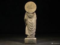 艺术家罗邵华收藏:犍陀罗 印度佛 背光式
尺寸 ;高94宽30// 青石
【图1】