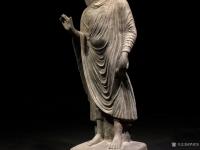 艺术家罗邵华收藏:犍陀罗 印度佛 背光式
尺寸 ;高94宽30// 青石
【图2】