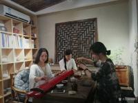 艺术家刘晓宁生活:金钩挂画,是古代雅集经常见到的,今天也参与了一下,煮茶,听琴【图1】