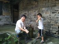 艺术家石广生日记:《送程磊兄之随州》友石广生作
寒潮越南岭,铁龙望北驰。
【图1】