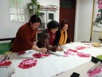 艺术家杨金婷生活:嵩县女子画院的众美女们巧手绘牡丹,一起作画绘出一幅千姿百态牡【图2】