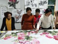 艺术家杨金婷生活:嵩县女子画院的众美女们巧手绘牡丹,一起作画绘出一幅千姿百态牡【图3】