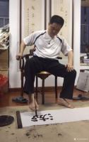 艺术家金新宇生活:第一次尝试一下用脚写字,其实也没什么难的,不过要想用腿写好字【图0】