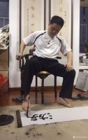 艺术家金新宇生活:第一次尝试一下用脚写字,其实也没什么难的,不过要想用腿写好字【图1】