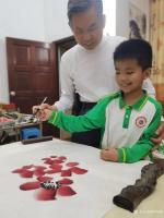 艺术家罗树辉生活:教外孙画红棉花。是完成学校的任务。外孙很聪明，有慧根！很棒！【图2】