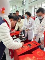 艺术家石广生生活:工作间隙,和一众文友走进南方医院,和医护人员一道迎春送福,祝【图0】