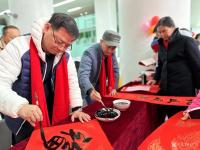 艺术家石广生生活:工作间隙,和一众文友走进南方医院,和医护人员一道迎春送福,祝【图3】