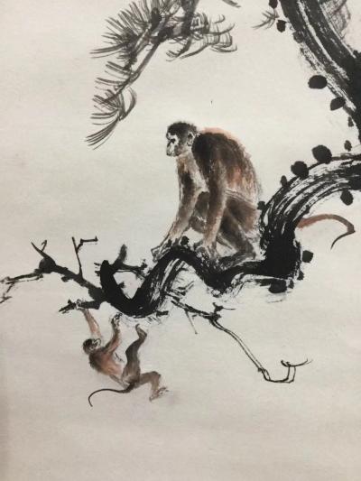 罗树辉日记-四尺整纸《雄风》老松上，两只猴子在玩耍。猴妈妈说：孩子，放大胆地玩吧，你行的！于【图5】