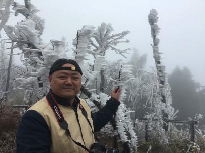 冯建德日记-今天带领两位师兄弟赴南岳衡山采风写生，不是远方的朋友难得来一回不会选择这样的天气【图1】