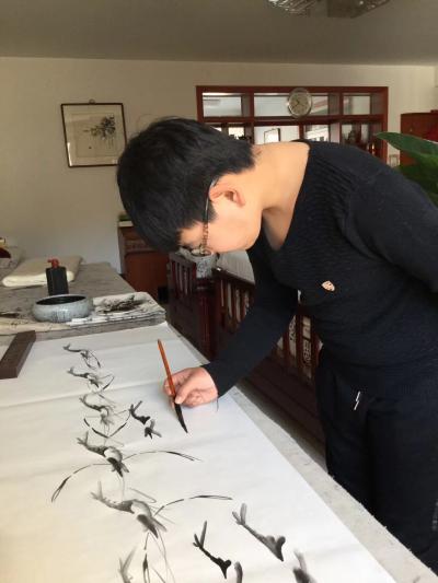 李尊荣生活-让薪火传承，我和王广然老师在辅导学员练习中国画【图2】