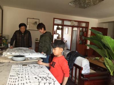 李尊荣生活-让薪火传承，我和王广然老师在辅导学员练习中国画【图4】