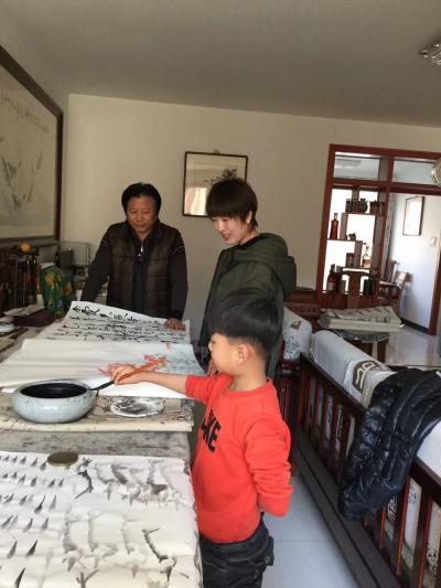 李尊荣生活-让薪火传承，我和王广然老师在辅导学员练习中国画【图5】