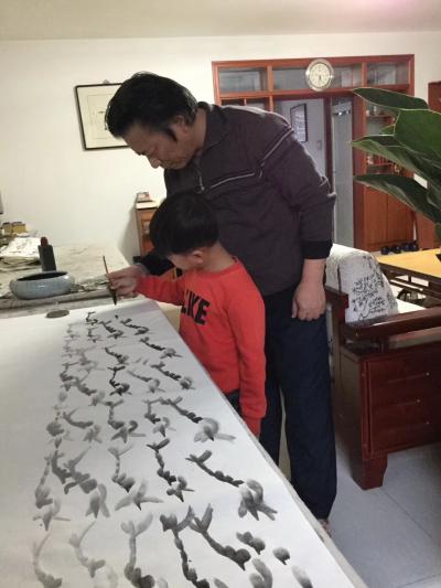 李尊荣生活-让薪火传承，我和王广然老师在辅导学员练习中国画【图8】