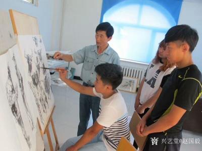 赵国毅生活-在人民大学画院给学生上课，讲授《水墨人物画画法》的场景照片。
赵国毅【图5】