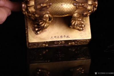 东方古玩城堡收藏-十六世纪风格、藏传佛教，铜鎏金双龙头钮印章一方。等级高，大尺寸印章，造型规矩。铜【图4】