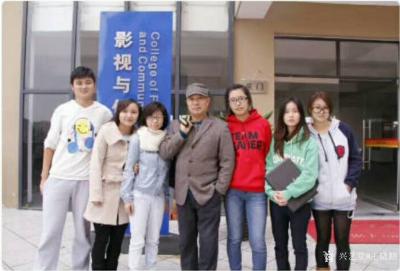 王晓鹏生活-在广西艺术学院……和学生一起总是开心的。
祝你们天天快乐！【图1】