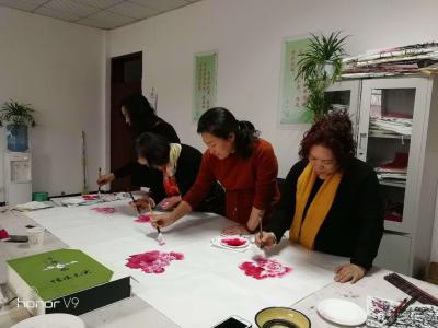 杨金婷生活-嵩县女子画院的众美女们巧手绘牡丹，一起作画绘出一幅千姿百态牡丹争艳图，为美女们点【图2】