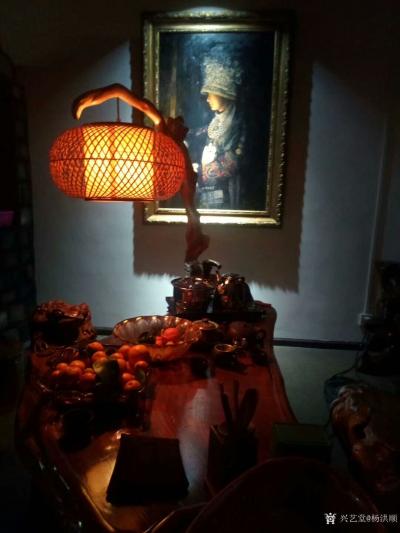 杨洪顺收藏-凯里本土籍艺术家潘拓兄弟的艺术根雕与顺子兄弟的油画艺术相结合，简直是帅呆了。
【图1】