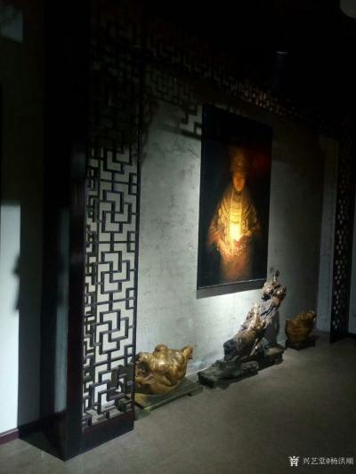 杨洪顺收藏-凯里本土籍艺术家潘拓兄弟的艺术根雕与顺子兄弟的油画艺术相结合，简直是帅呆了。
【图3】