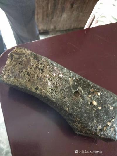 18079289338收藏-亲戚家有一块这个石头，据说是陨石，有懂行的吗？石头含铁和玻璃【图1】
