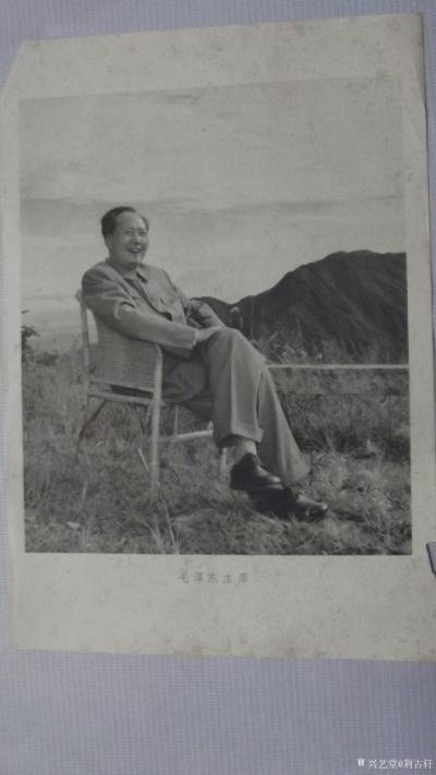荆古轩收藏-五、六、七十年代我们的伟人毛泽东老照片。
  这些不同规格的老画片来自我收藏的【图17】