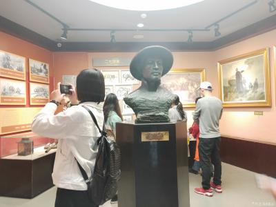 夏沁日记-今天前往郑州特别参观了二七纪念塔，作为纪念京汉铁路工人大罢工而修建的纪念性建筑物【图2】