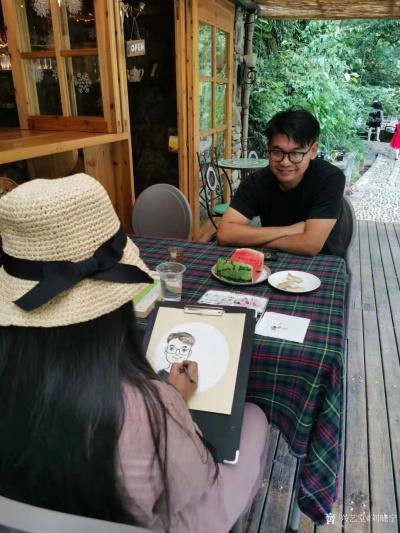 刘晓宁日记-香香《自由自在》画展，现场画画是一种享受，也是和人沟通最好的方法，这边做民宿的朋【图4】